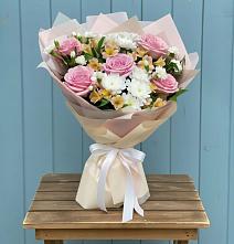 Букет цветов из:  Гвоздики, Орхидеи и Розы в Байчурово