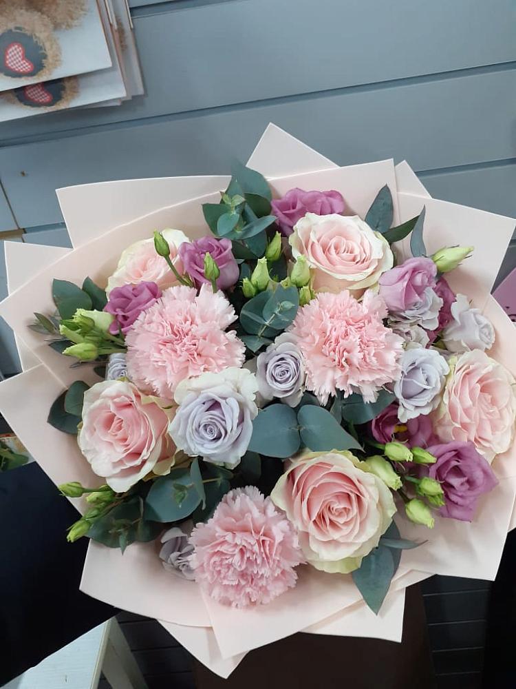 Букет цветов из: Розы, Гвоздики и Лизиантусы в Байчурово