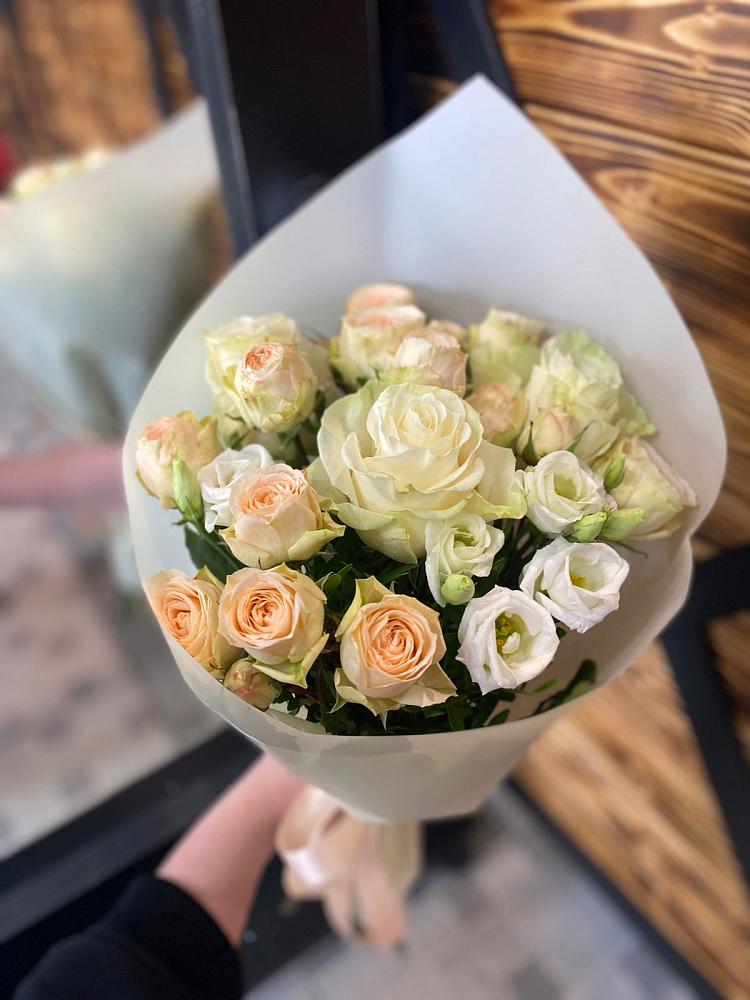 Букет цветов из: Розы и Лизиантусы в Байчурово